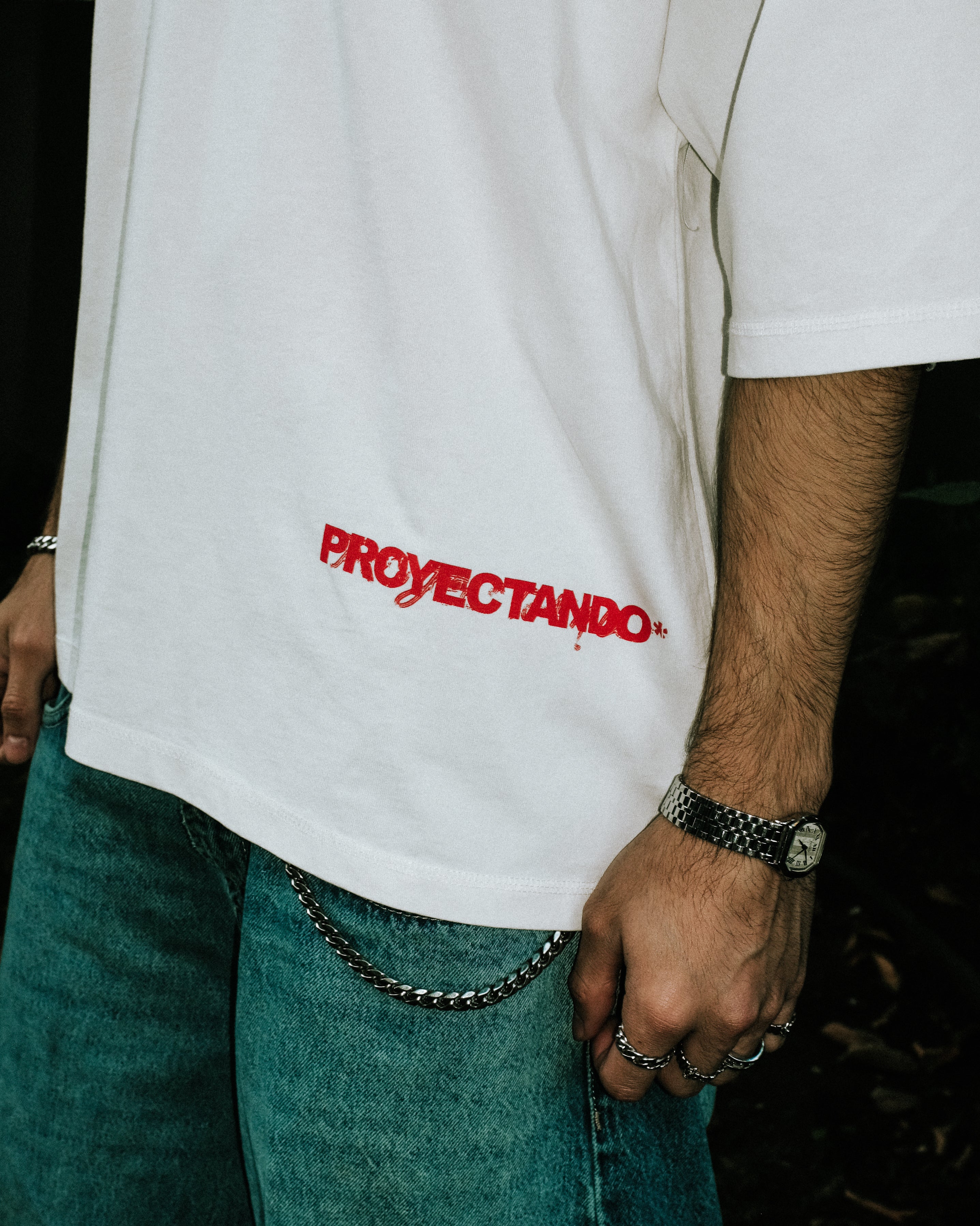 White Proyectando* Tee