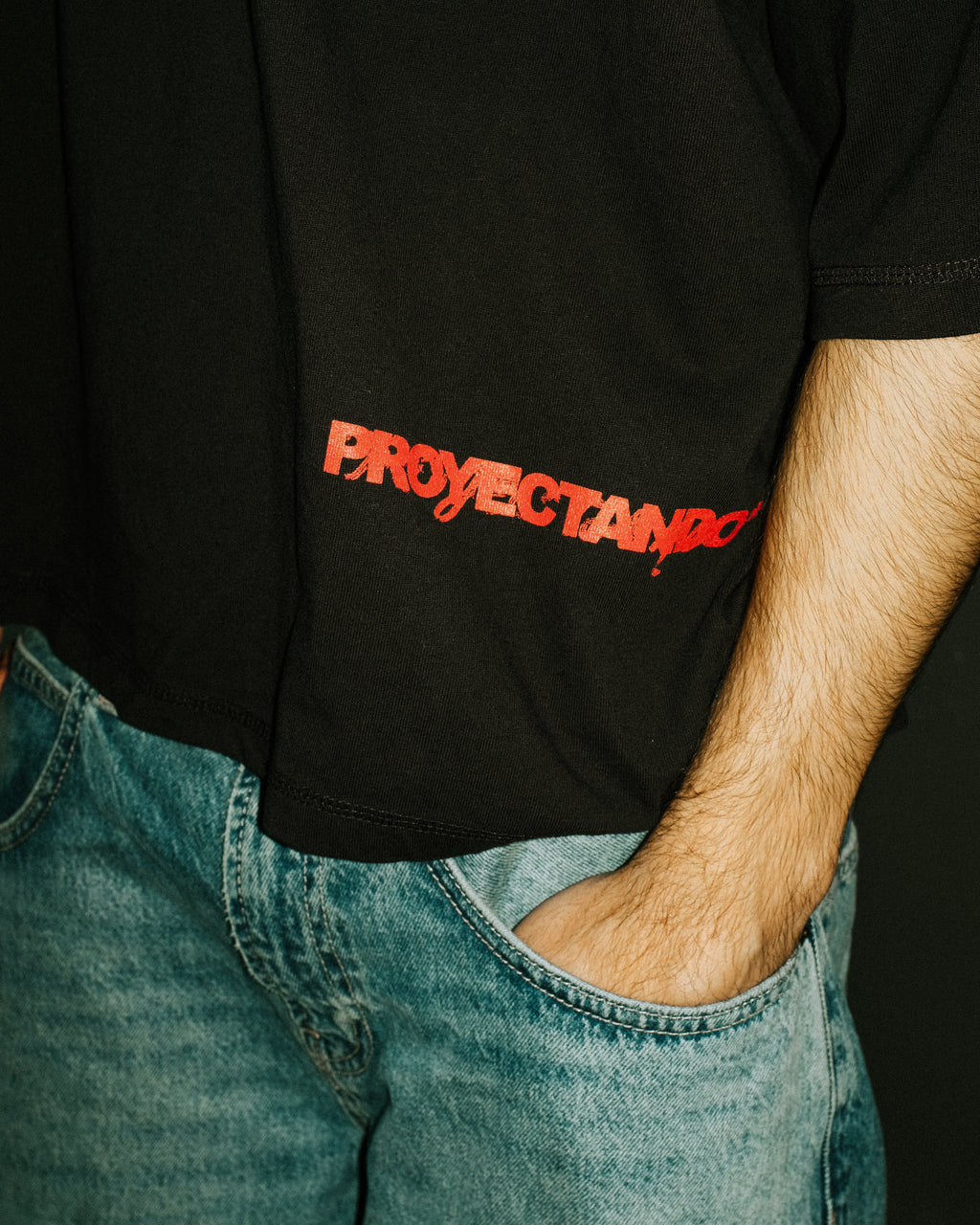 Black Proyectando* Tee